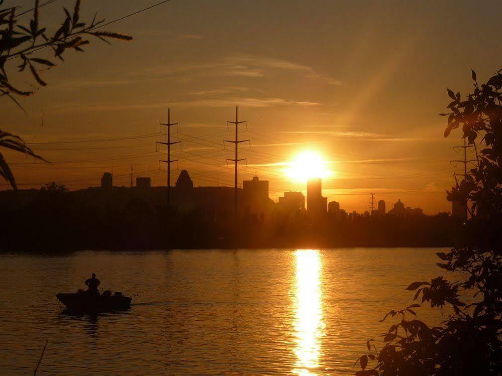 Motel Du Fleuve Brossard Bagian luar foto