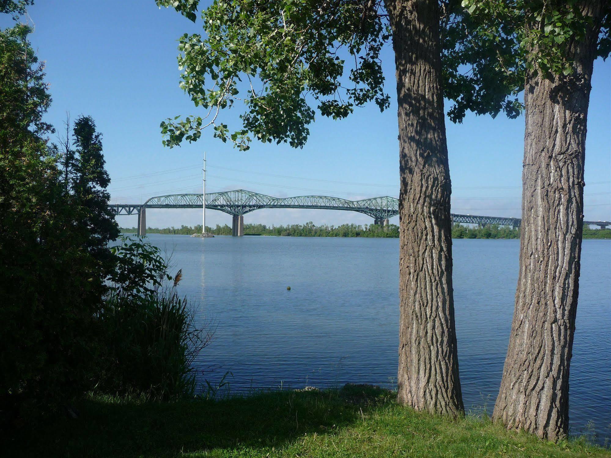 Motel Du Fleuve Brossard Bagian luar foto