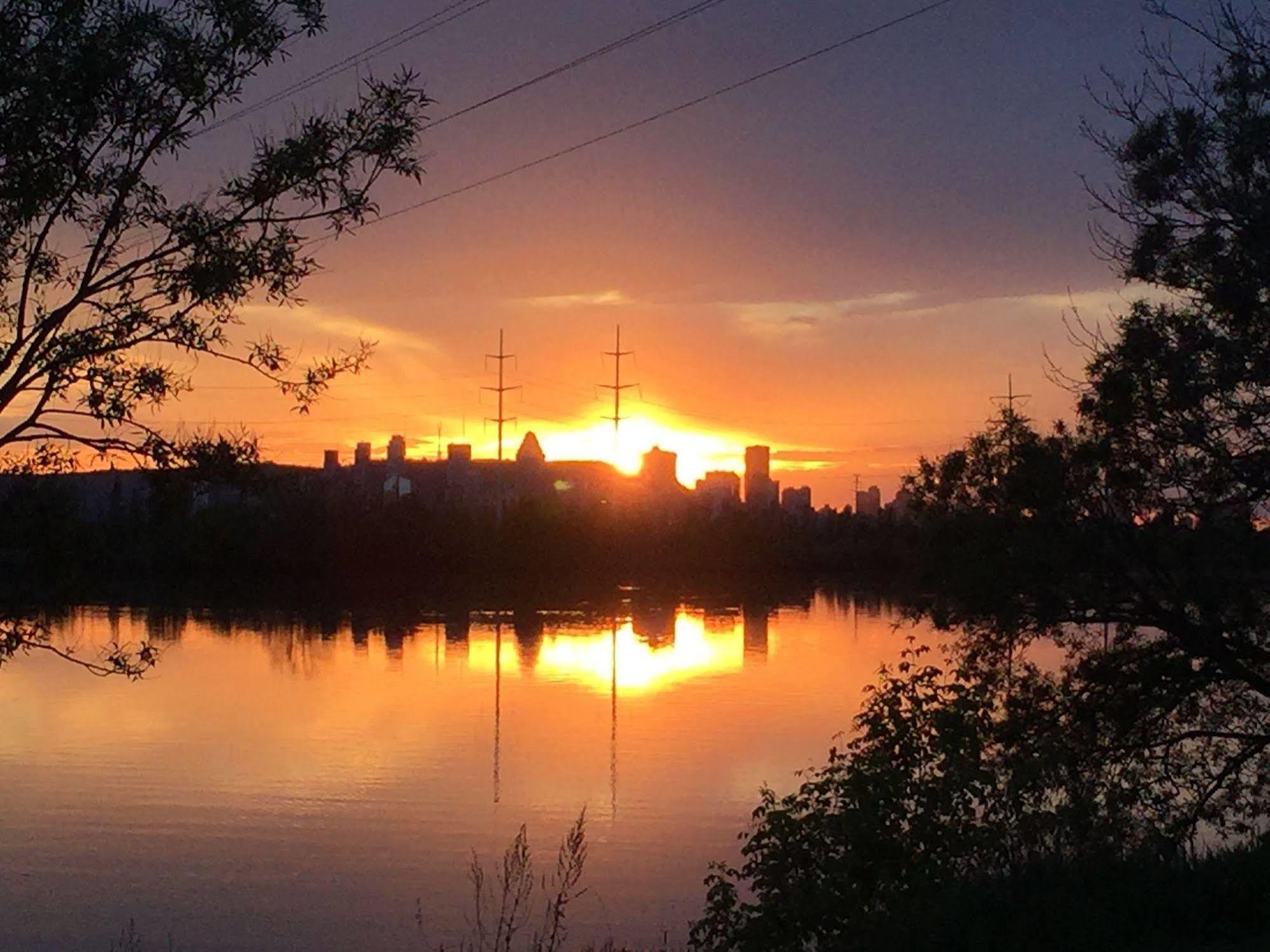 Motel Du Fleuve Brossard Bagian luar foto