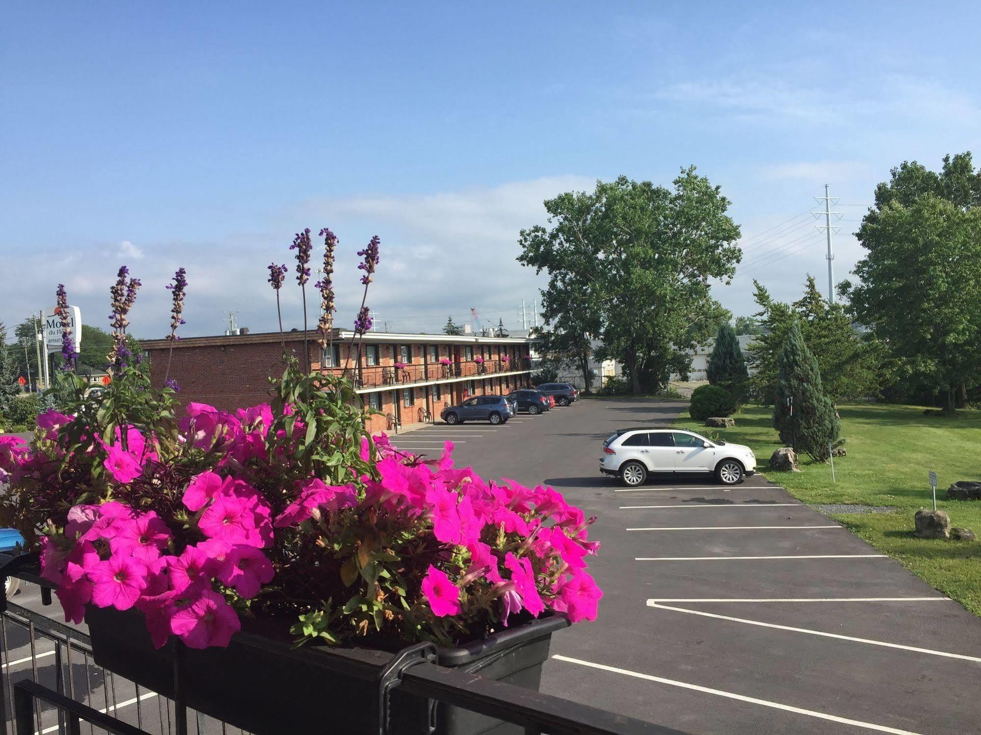 Motel Du Fleuve Brossard Bagian luar foto