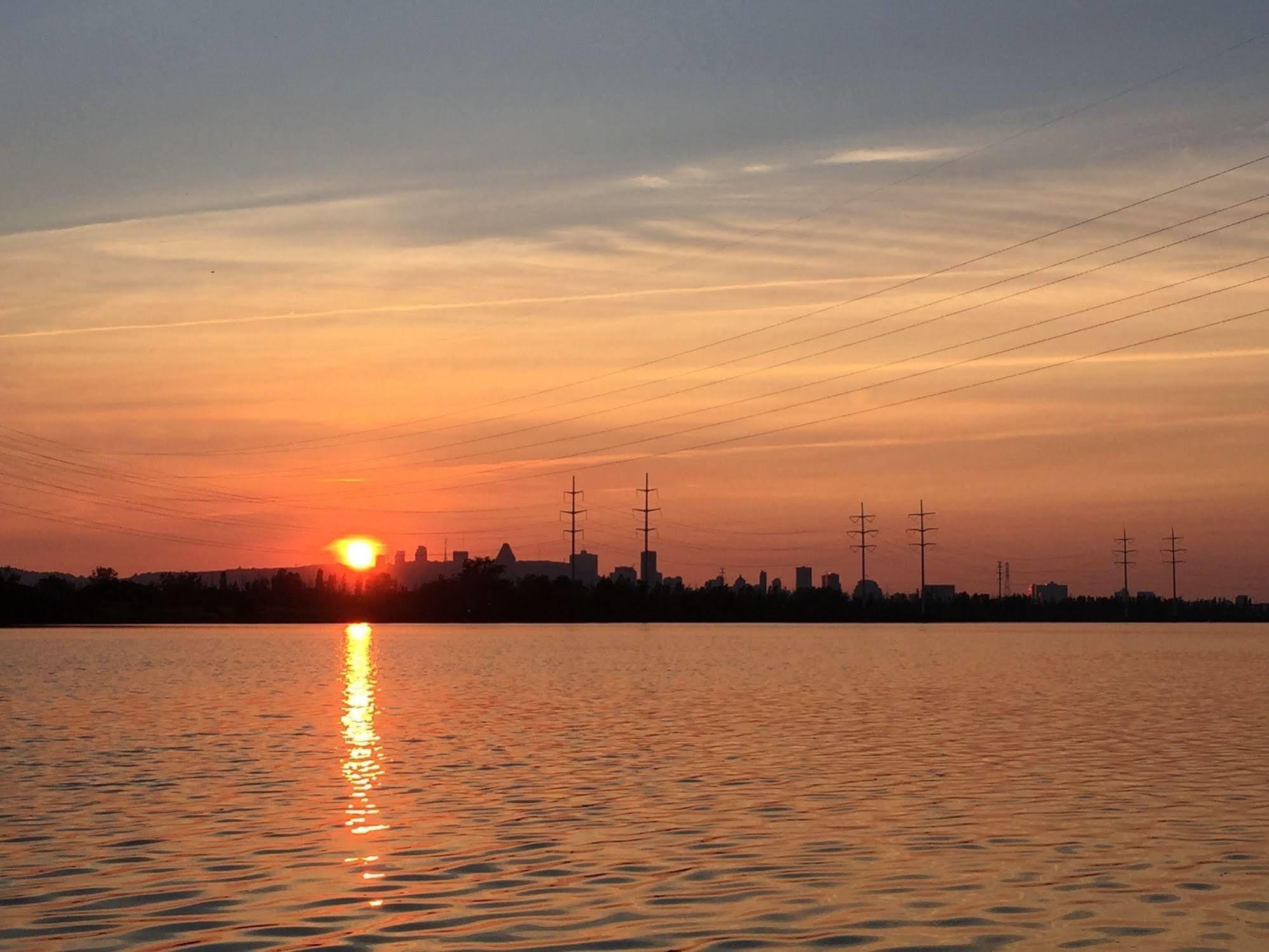 Motel Du Fleuve Brossard Bagian luar foto