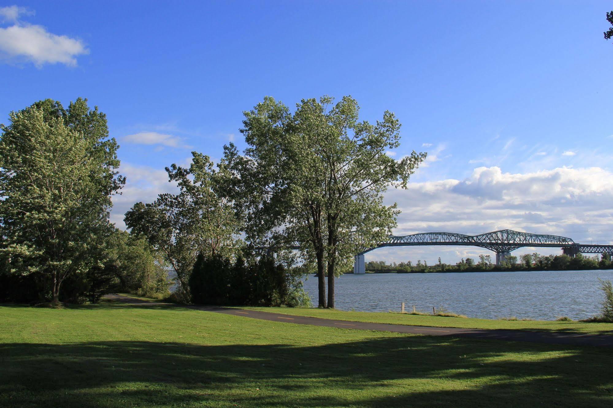Motel Du Fleuve Brossard Bagian luar foto