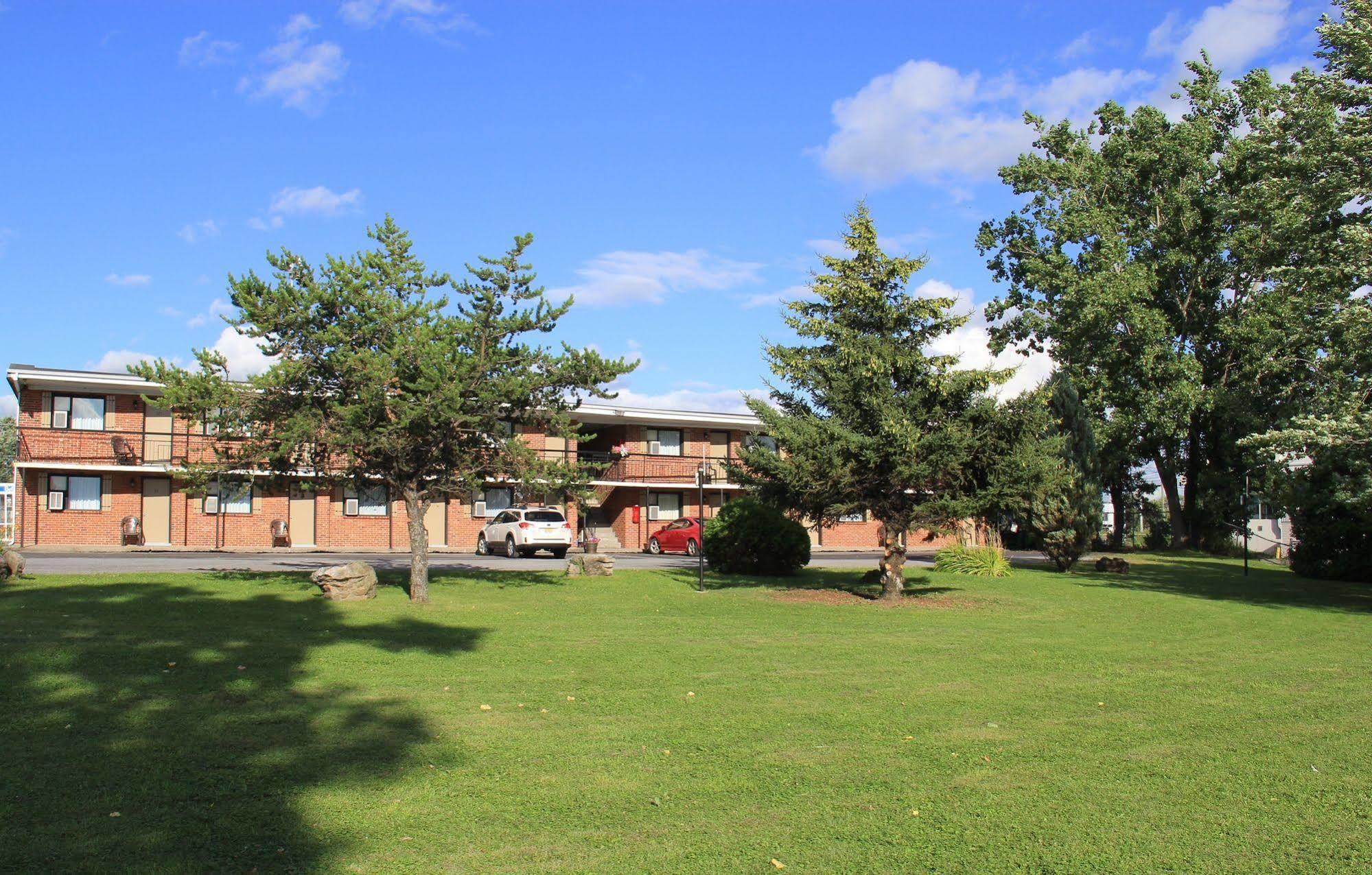 Motel Du Fleuve Brossard Bagian luar foto