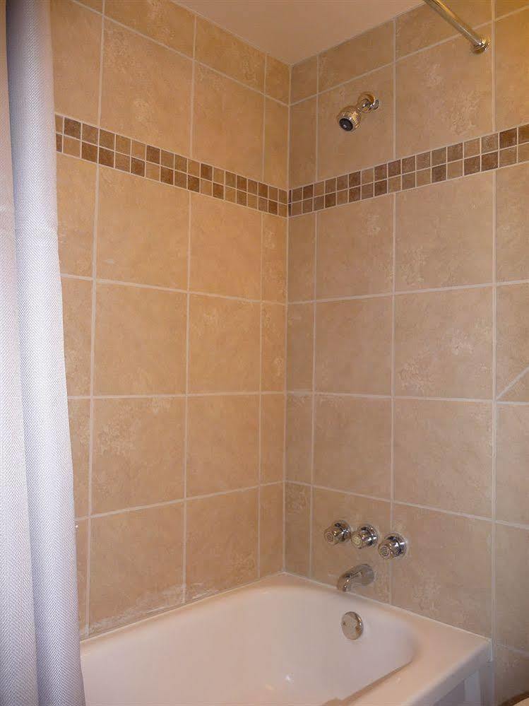 Motel Du Fleuve Brossard Bagian luar foto